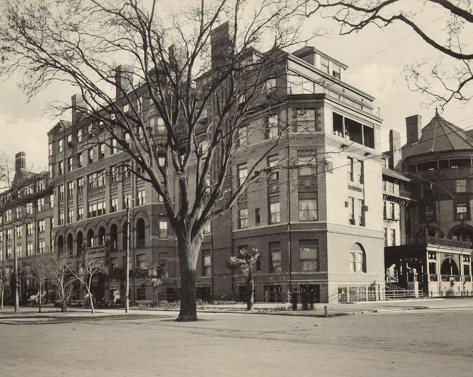 Hotel DE Soto in Savannah in 1904 vintage print