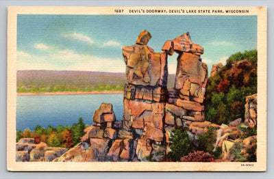 Devil's Doorway, Devil's Lake State Park, Wisconsin Vintage Postcard - Great!